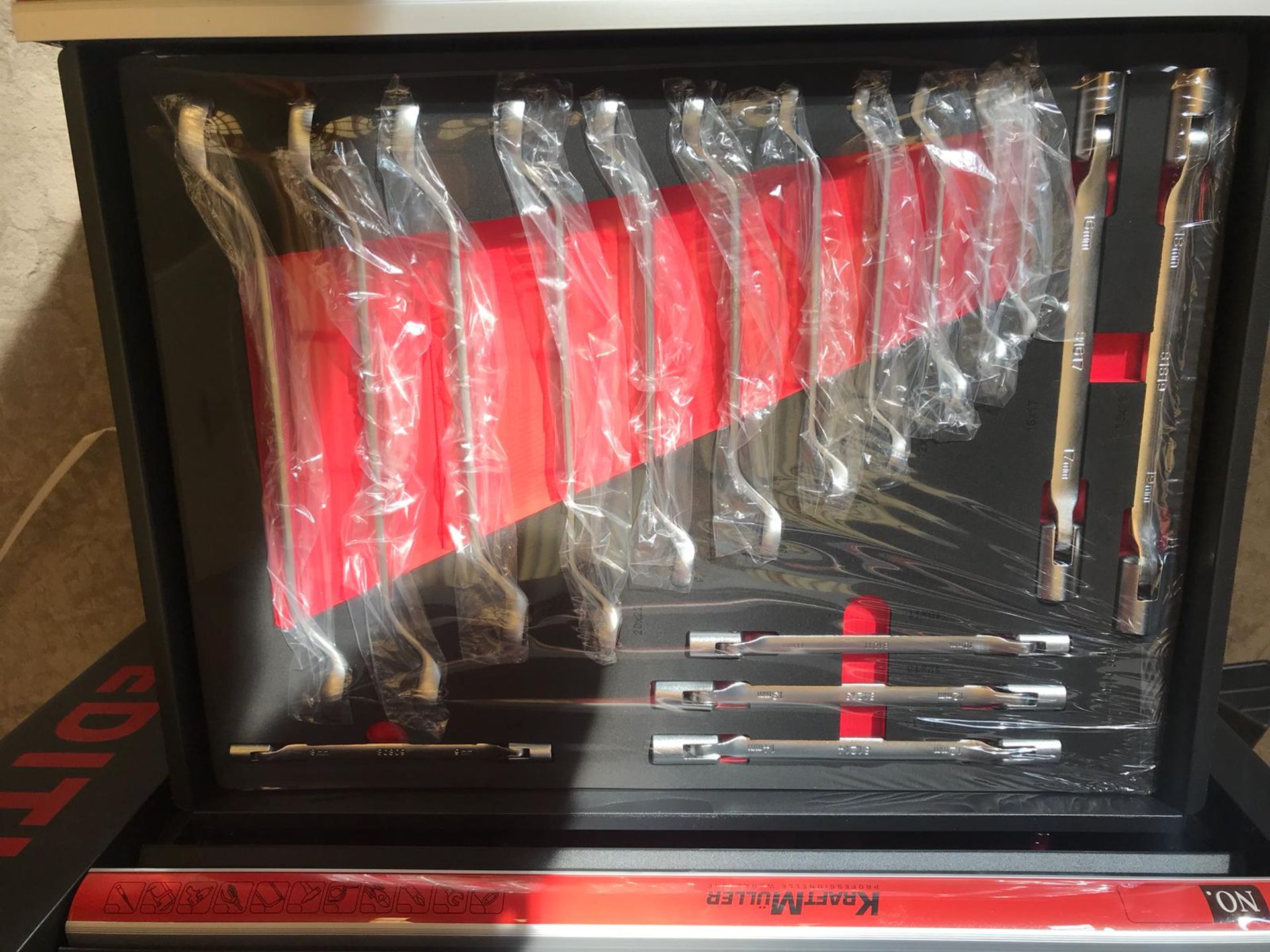V Brand New Seven Drawer Locking Garage Tool Cabinet With Lockable Casters - Seven EVA Drawers of - Bild 2 aus 8
