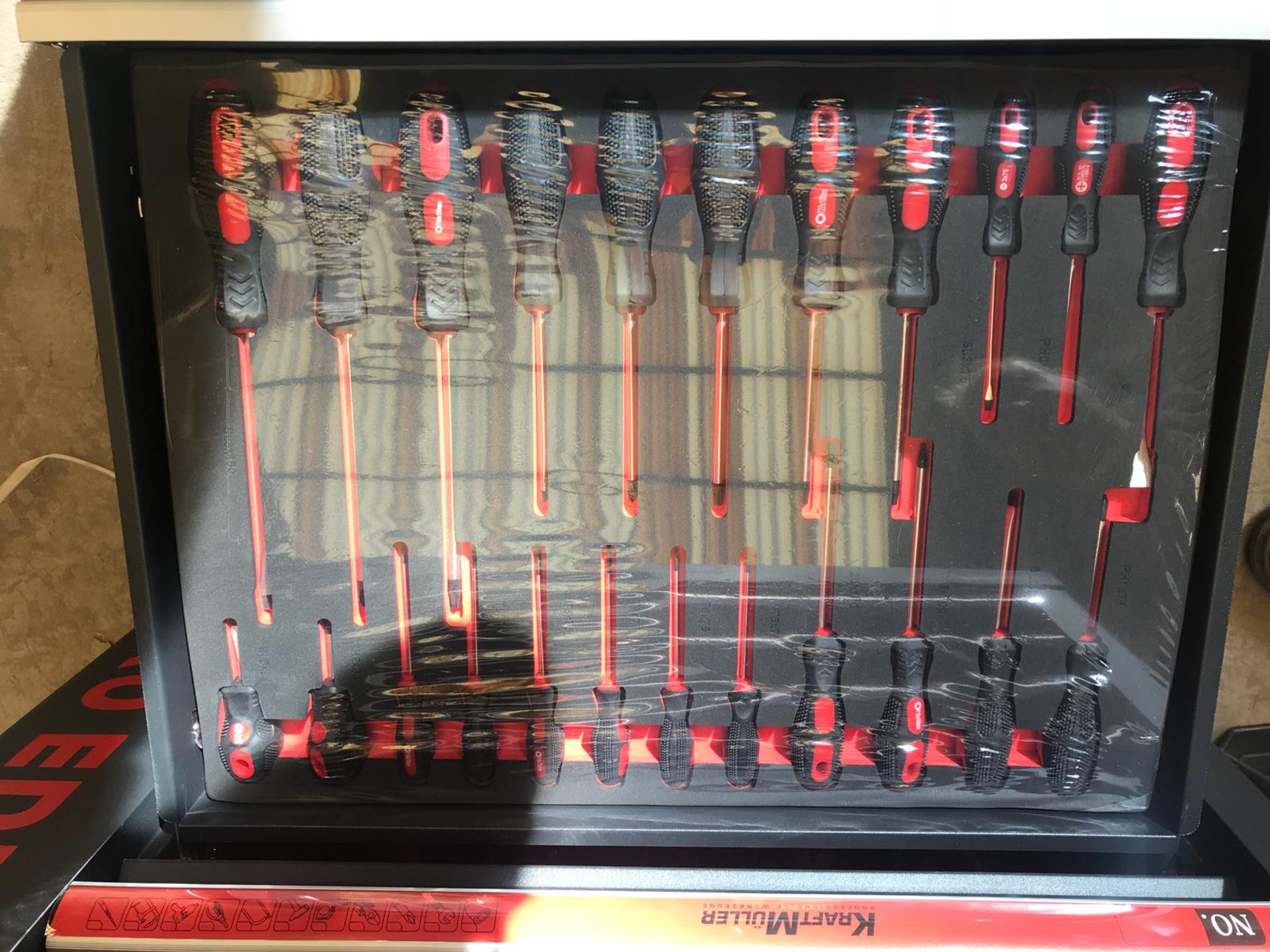 V Brand New Seven Drawer Locking Garage Tool Cabinet With Lockable Casters - Seven EVA Drawers of - Bild 5 aus 8
