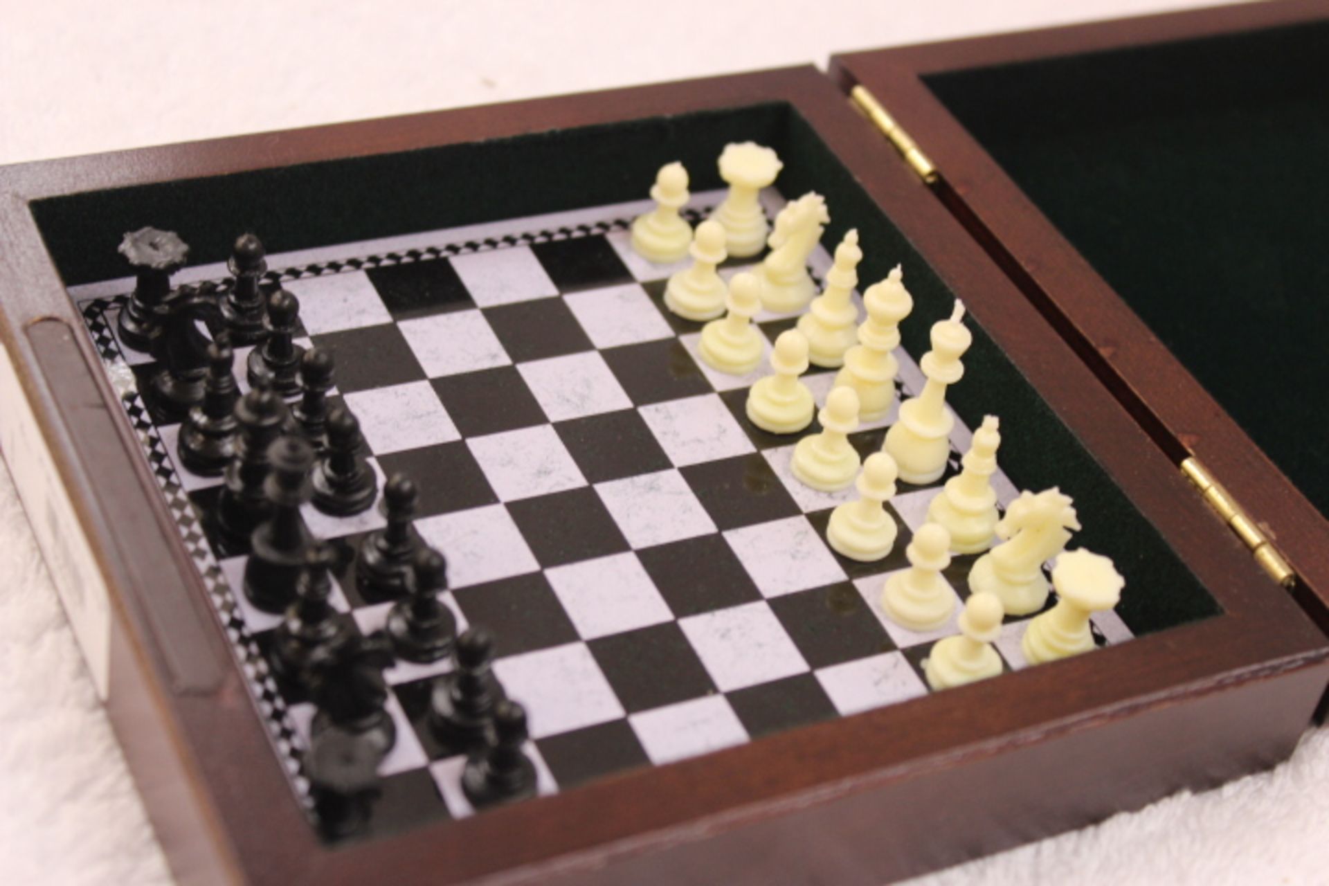 Brand New Magnetic Chess & Draughts Travel Set In Presentation Box - Image 2 of 4