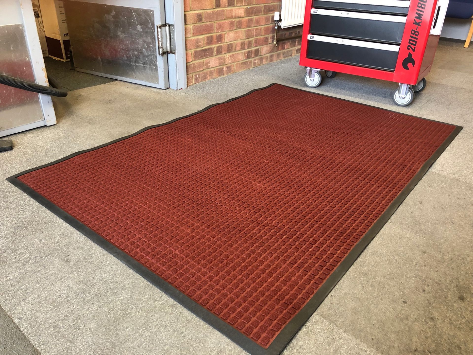 V Brand New Burgundy Heavy Duty Commercial Grade Mat ISP £114 (AJ Products) 120cm x 180cm (4ftx6ft - Image 2 of 3