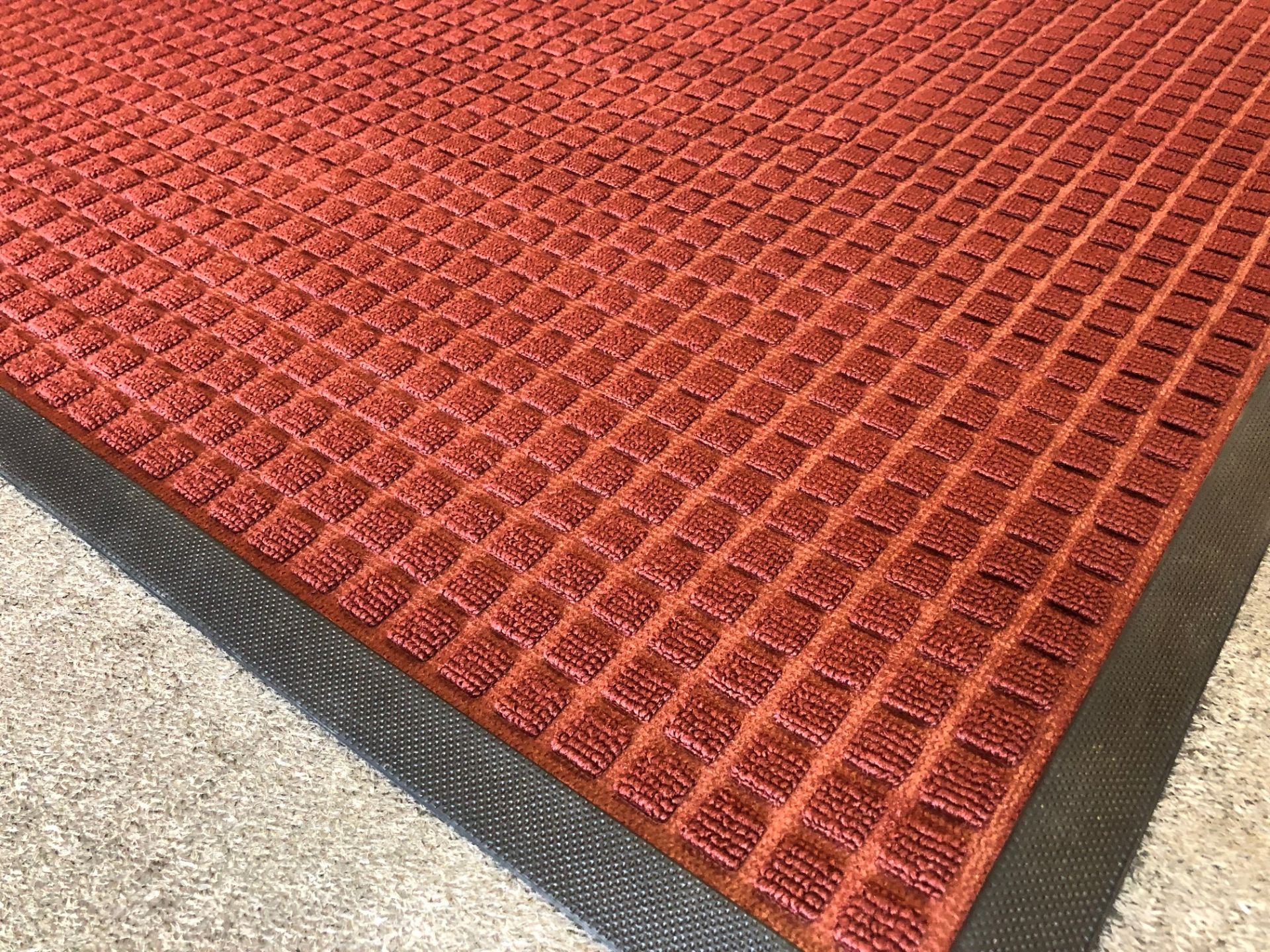 V Brand New Burgundy Heavy Duty Commercial Grade Mat ISP £114 (AJ Products) 120cm x 180cm (4ftx6ft - Image 3 of 3