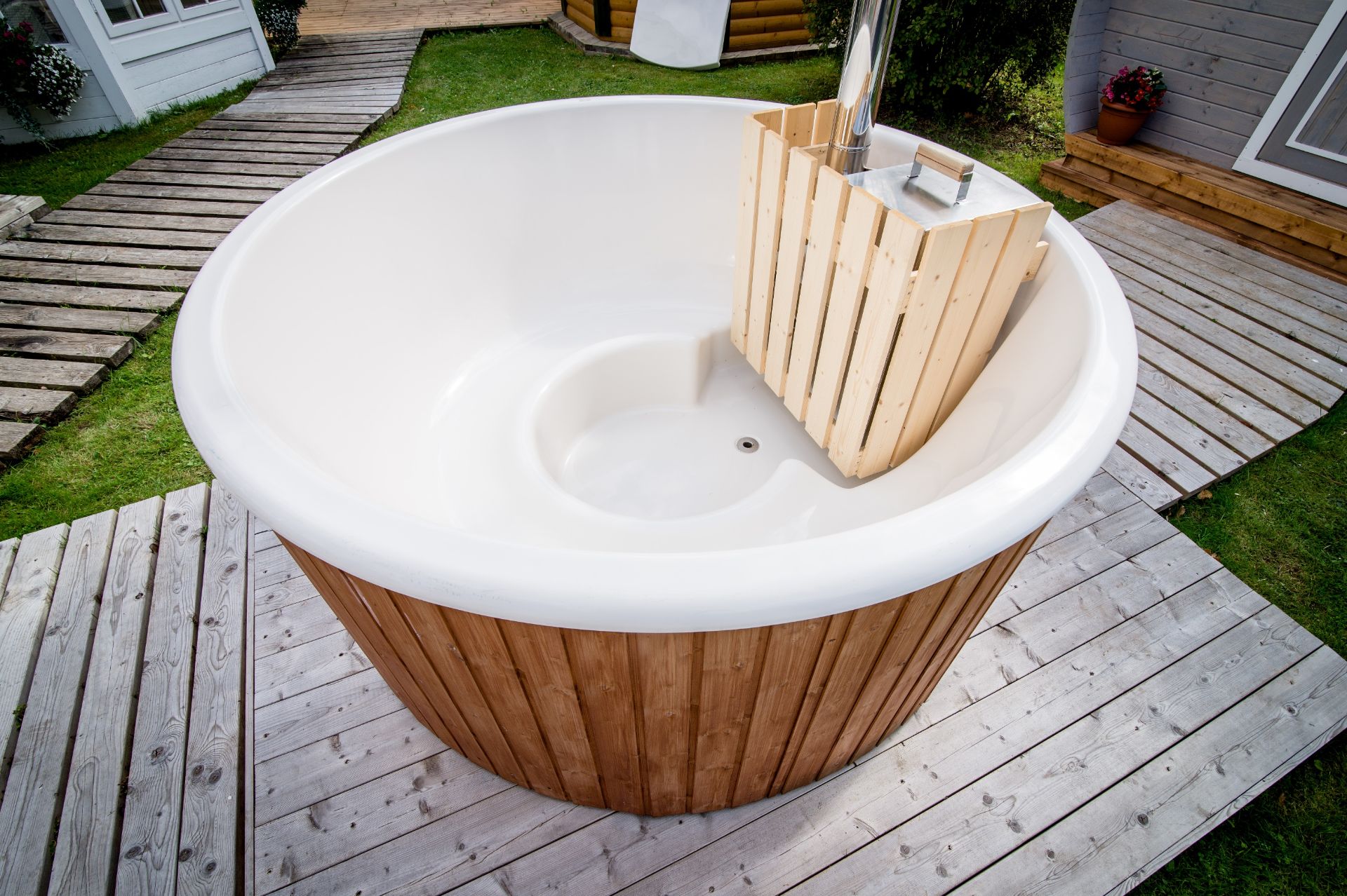 V Brand New Fantastic Super Luxury 1.8m Hot Tub With Spruce Finishing - Complete Fiberglass Inside - Bild 2 aus 3