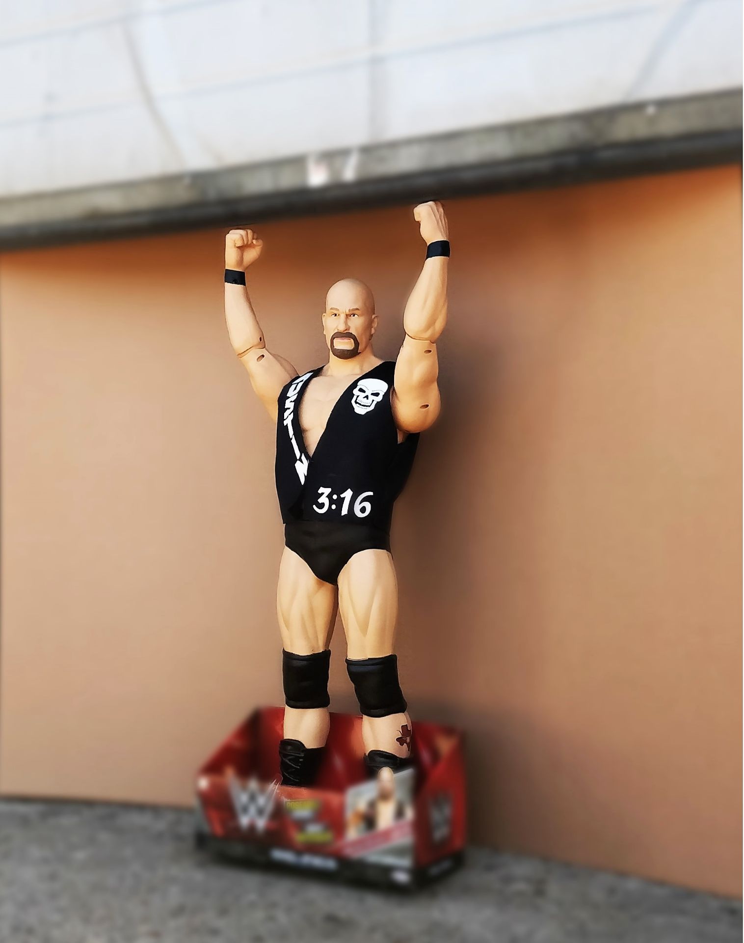 V Brand New Massive 31" WWE Stone Cold Steve Austin Action Figures - 3count.co.uk Price £28.99 - 8 - Image 4 of 4