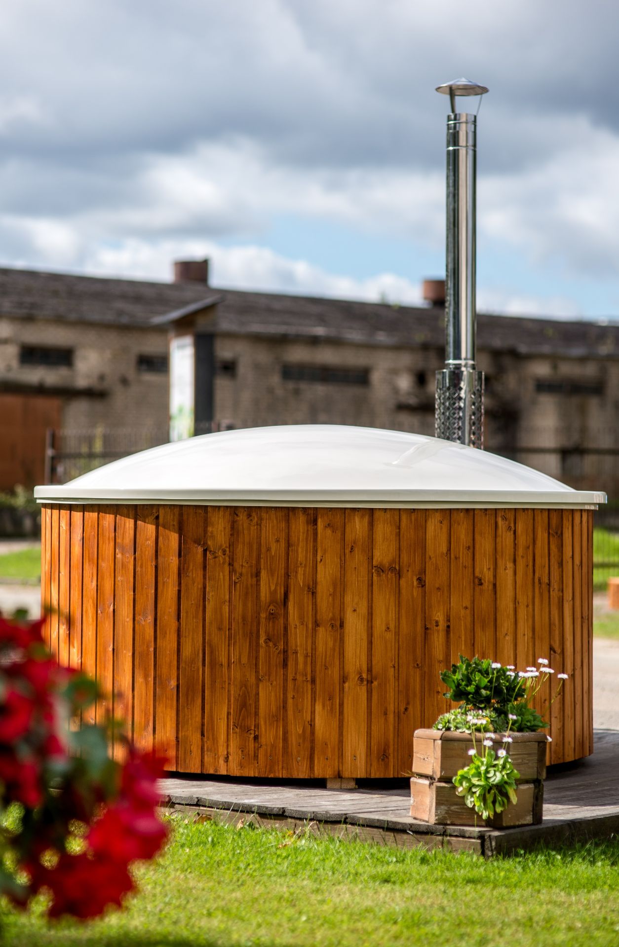 V Brand New Luxurious Extra Large Thermo Wood 1.8m Hot Tub With Air Bubble & Hydro Massage - Image 3 of 4