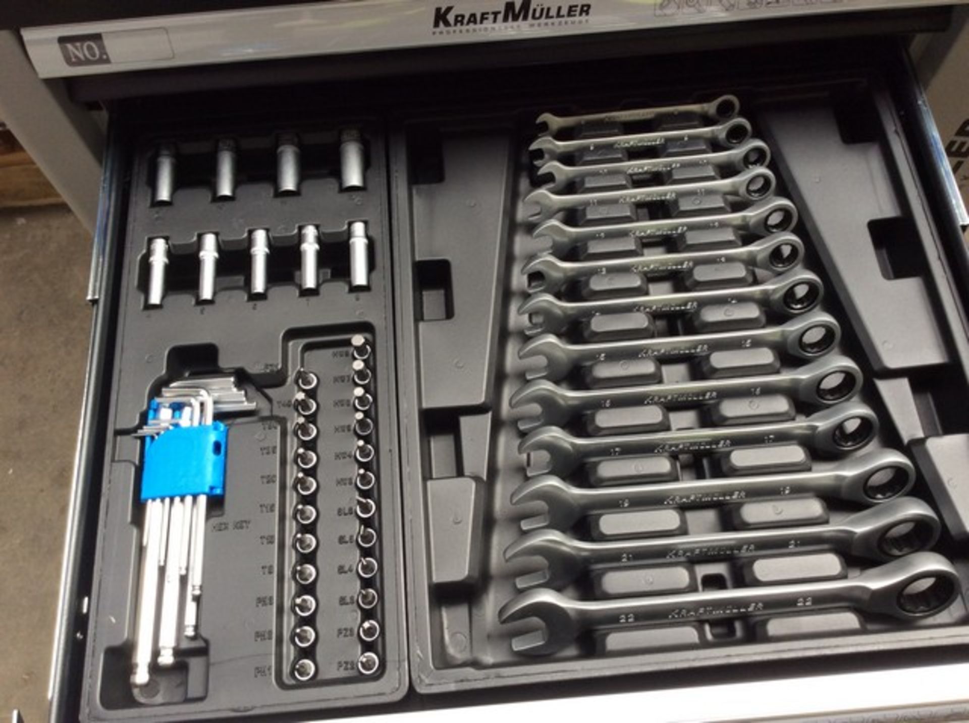 V Brand New Seven Drawer Locking Garage Tool Cabinet With Side Door On Lockable Casters - - Bild 5 aus 8
