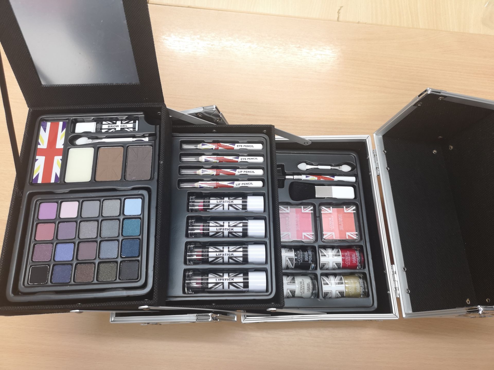 V Brand New 43 Piece Makeup Vanity Case By The Color Institute - Includes 20 Colour Eyeshadow - Image 2 of 5