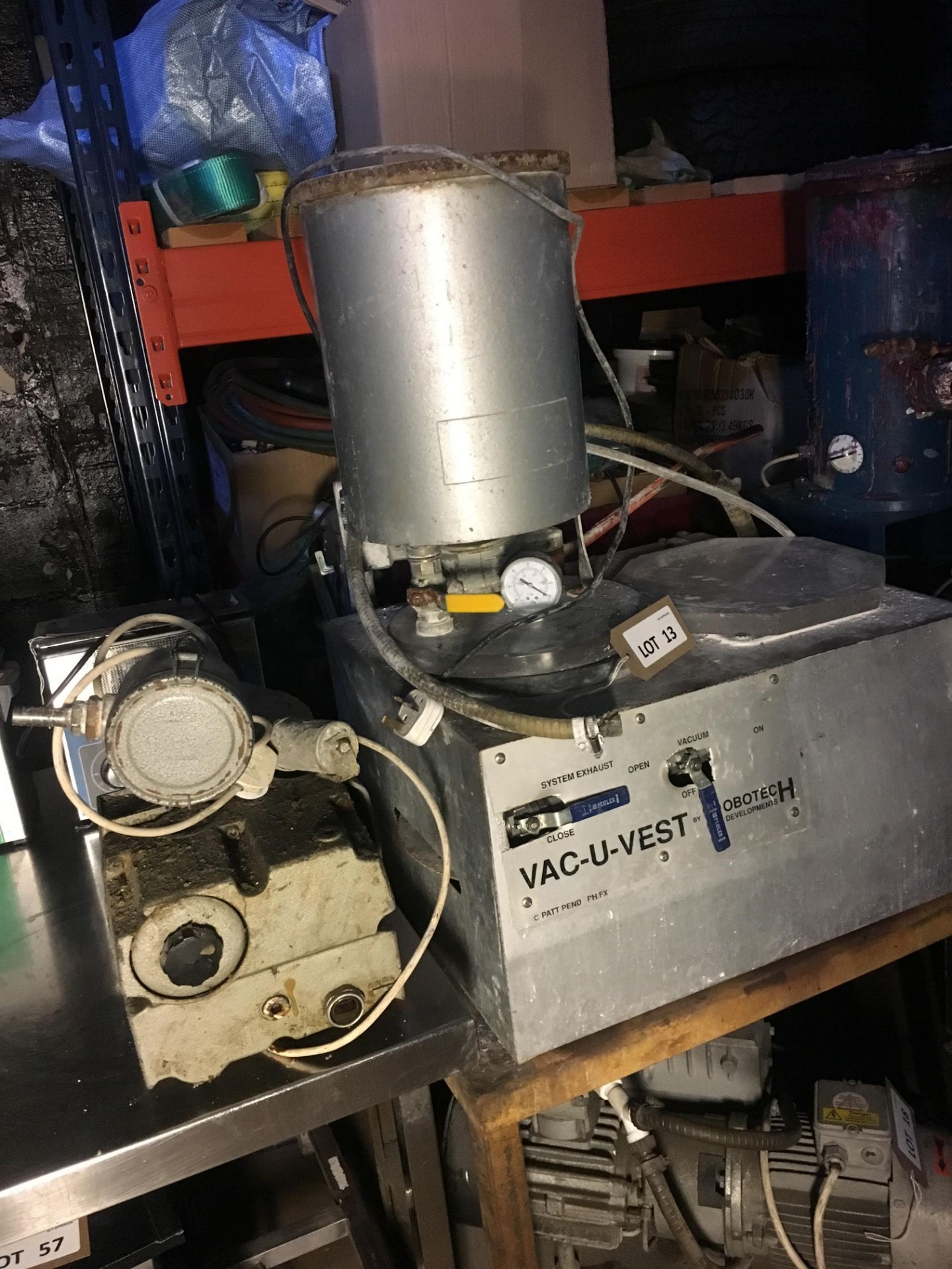 Robotech Vac-U-Vest platinum investing machine, serial no: not accessible, with vacuum pump - Bild 3 aus 3