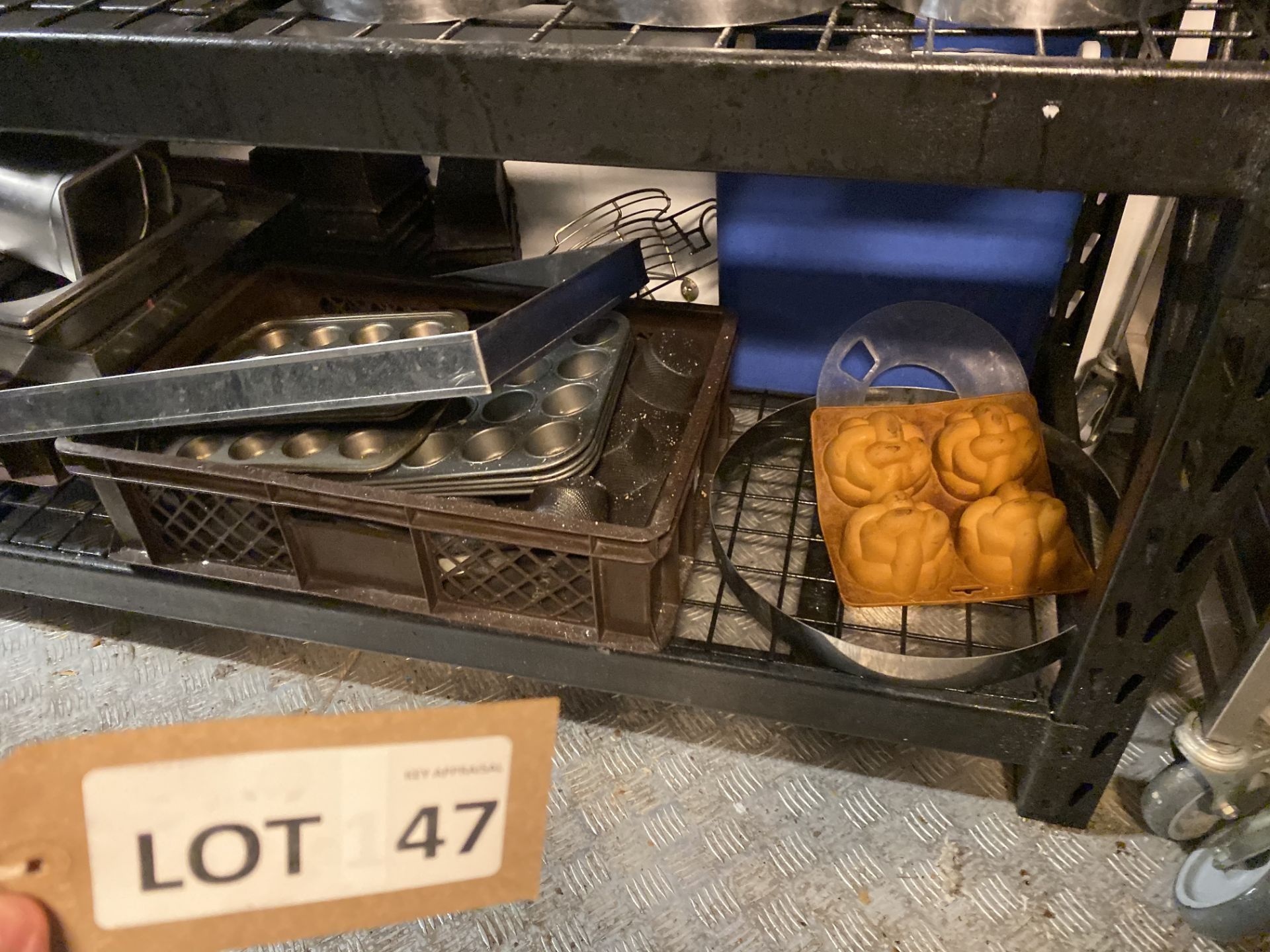 Contents of Lot 35 including trays, cake moulds, baking rings, etc. - Image 3 of 8