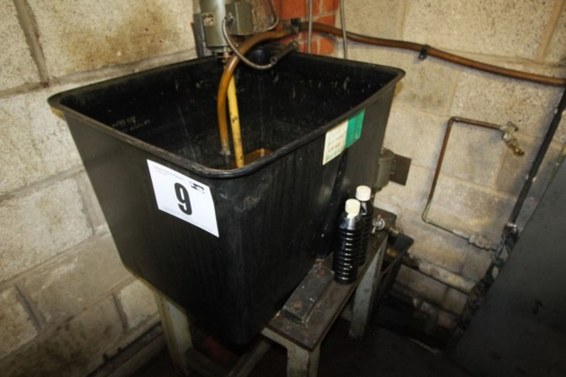 BLACK PLASTIC FLUID TANK WITH OPEN TOP COMPLETE WITH STEWART TURNER ELECTRICALLY OPERATED SUMP PUMP,