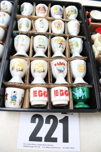 TRAY & CONTENTS OF 20 CHILDRENS TUB & PEDESTAL EGG CUPS INC. ANDY PANDY, BARBIE, WALLACE & GROMIT.