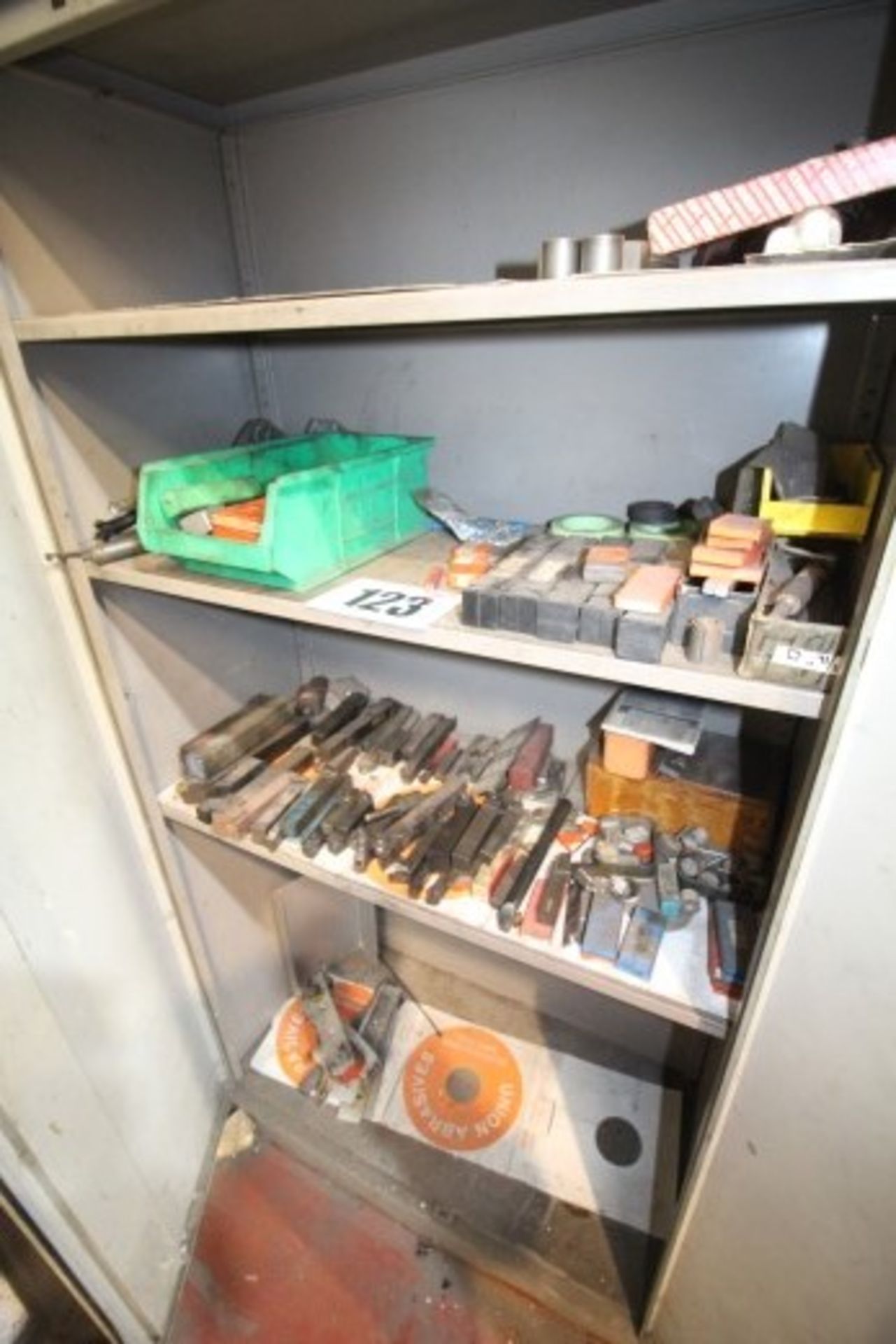 CONTENTS OF RACK OF VARIOUS LATHE CUTTING TOOLS & LATHE TIPS