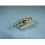 14K Gold bar brooch set with Central Diamond and seed pearls Approx weight 1.8g