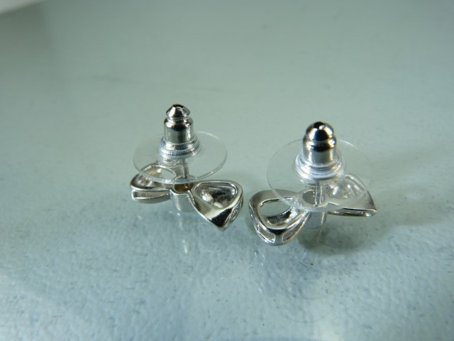 Pair of white gold and diamond set earrings in the form of bow ties - Image 4 of 7