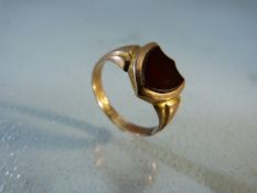9ct Gold Hallmarked gents ring with shield shaped stone (total weight approx 4g)