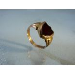 9ct Gold Hallmarked gents ring with shield shaped stone (total weight approx 4g)