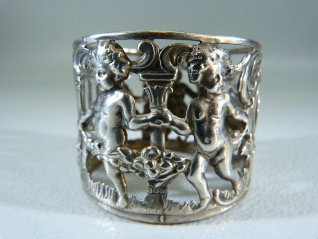 Silver (800) unusual napkin ring with pierced work design. Decorated with Cherubs and a central - Image 2 of 6