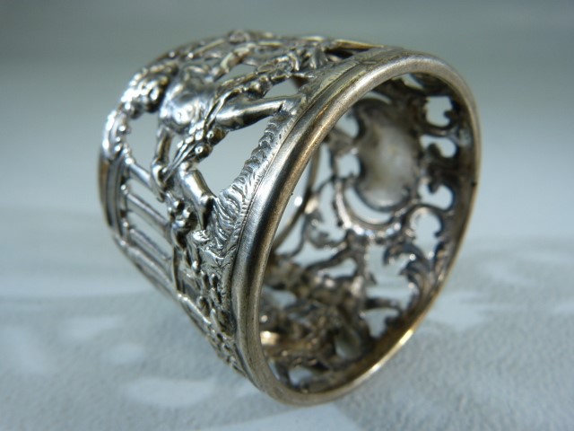 Silver (800) unusual napkin ring with pierced work design. Decorated with Cherubs and a central - Image 6 of 6