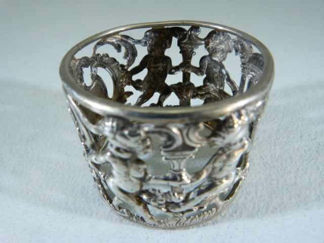 Silver (800) unusual napkin ring with pierced work design. Decorated with Cherubs and a central - Image 5 of 6