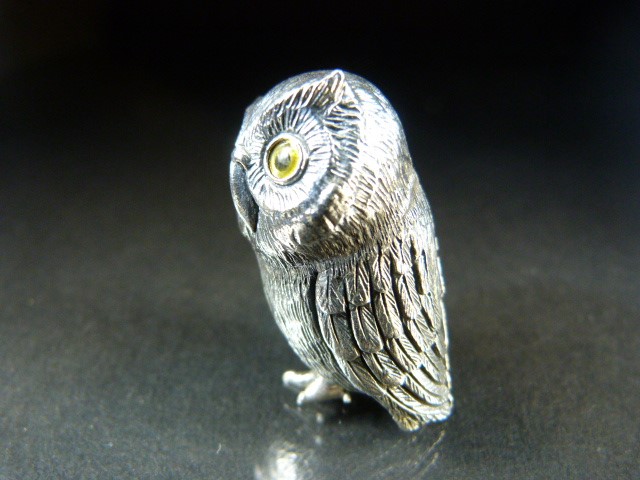 Silver figure of an Owl with Glass eyes stamped Sterling - Image 2 of 7