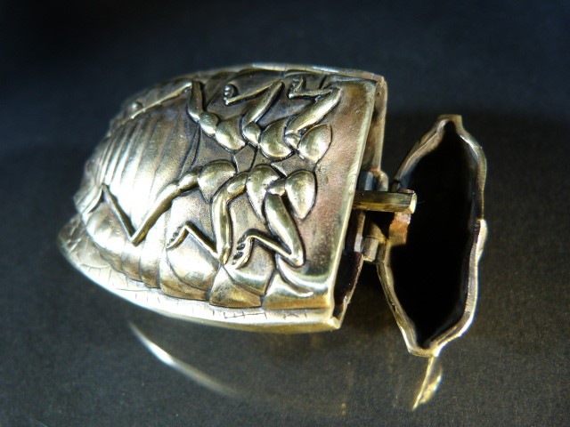 Brass Vesta case in the form of a Scarab Beetle - Image 8 of 9