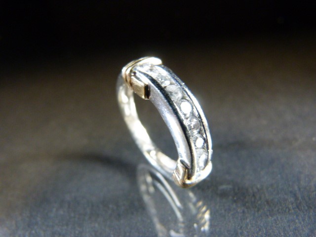 10ct White Gold Half Eternity ring set with Eight Diamonds - Image 7 of 7