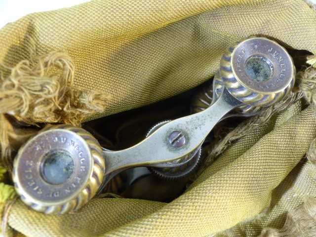 Jumelle brass opera glasses with original bag. Marked to eye pieces 'Jumelle fin de Siecle' - Image 10 of 17