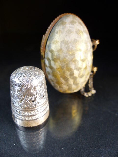 Hallmarked silver thimble by Charles Horner, Chester in original egg shaped box with finger chain - Image 3 of 16