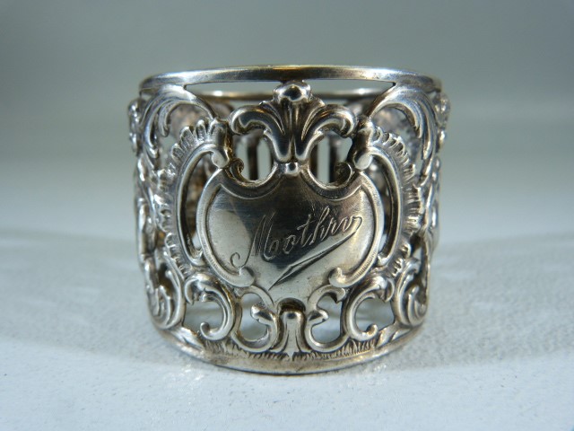 Silver (800) unusual napkin ring with pierced work design. Decorated with Cherubs and a central - Image 3 of 6