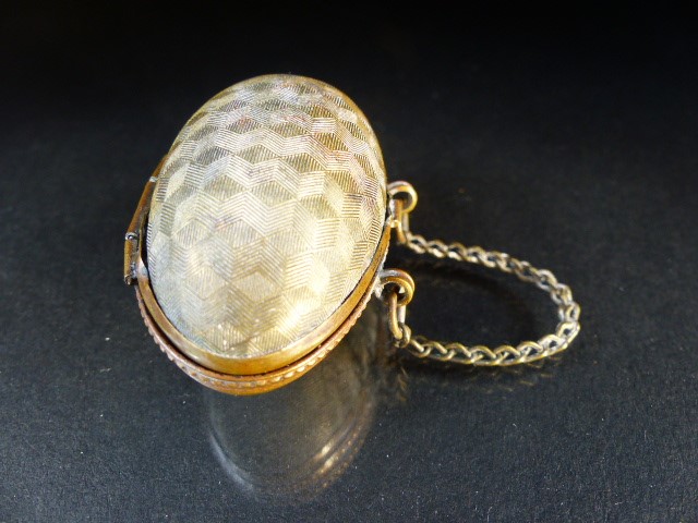 Hallmarked silver thimble by Charles Horner, Chester in original egg shaped box with finger chain - Image 10 of 16