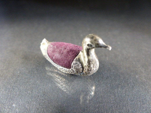 Novelty pin cushion in the form of a Duck by Sampson Mordan & Co. - Image 2 of 7