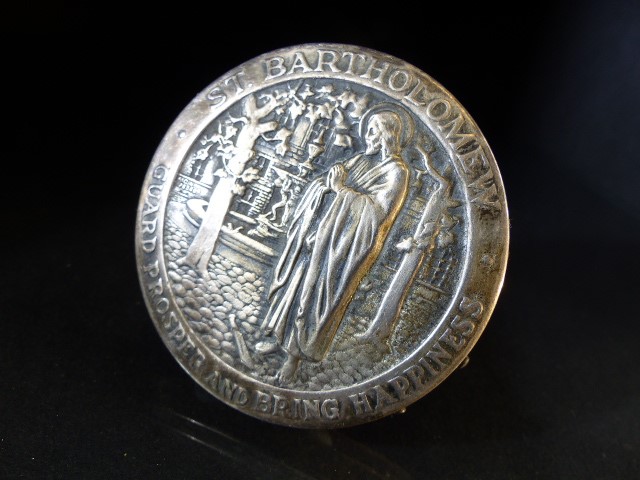 White metal pin cushion, of circular form, the top embossed with St. Bartholomew in a garden setting - Image 6 of 6