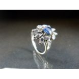 White Gold Sapphire & Diamond ring, Diamonds surrounding a central Sapphire