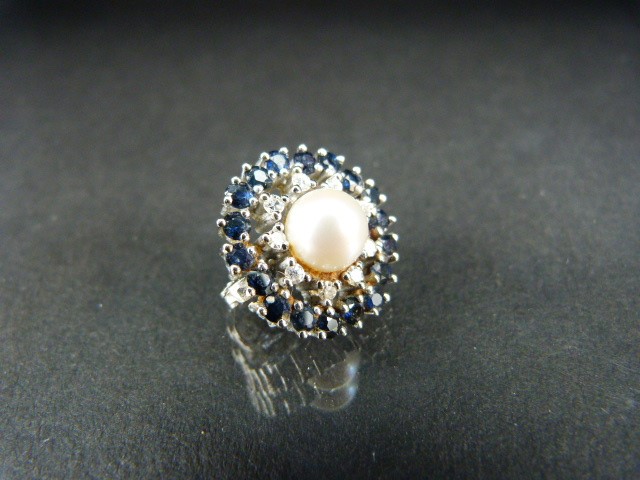 Pearl Clip: 14ct White Gold set with approx. 7.4mm Cultured Pearl and surrounded by 9 small diamonds - Image 2 of 9