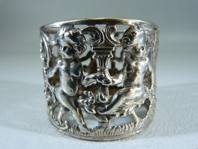 Silver (800) unusual napkin ring with pierced work design. Decorated with Cherubs and a central - Image 4 of 6