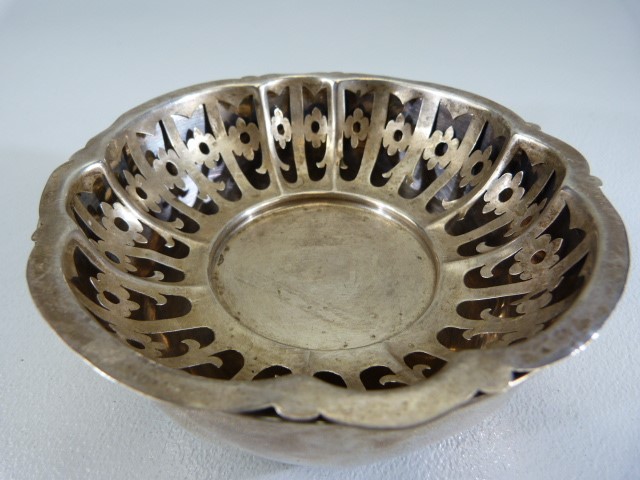 Hallmarked silver pierced work dish - Sheffield Cooper Brothers & Sons Ltd 1929 (approx weight - Image 10 of 10