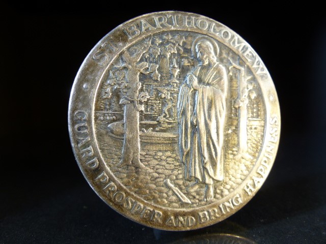 White metal pin cushion, of circular form, the top embossed with St. Bartholomew in a garden setting - Image 2 of 6