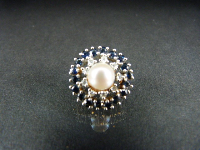 Pearl Clip: 14ct White Gold set with approx. 7.4mm Cultured Pearl and surrounded by 9 small diamonds