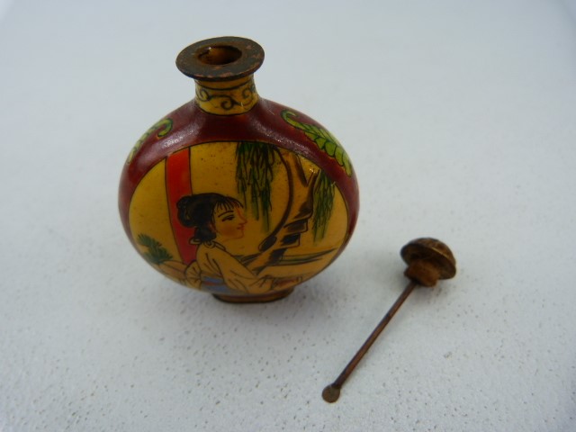 Unusual oriental snuff bottle of enamel over metal. The circular bodied bottle with two enamelled - Image 4 of 4