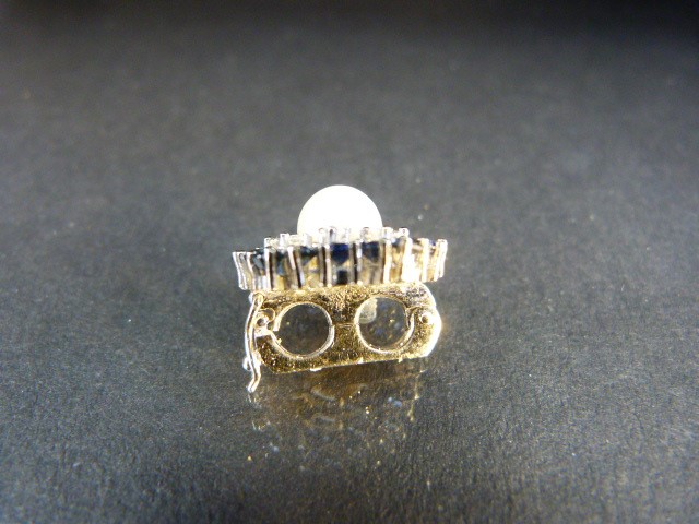 Pearl Clip: 14ct White Gold set with approx. 7.4mm Cultured Pearl and surrounded by 9 small diamonds - Image 4 of 9
