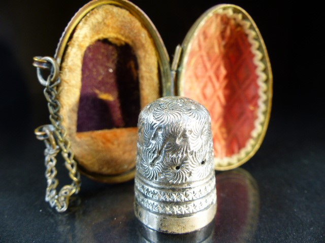 Hallmarked silver thimble by Charles Horner, Chester in original egg shaped box with finger chain - Image 2 of 16