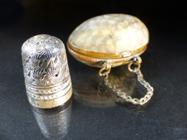 Hallmarked silver thimble by Charles Horner, Chester in original egg shaped box with finger chain - Image 4 of 16