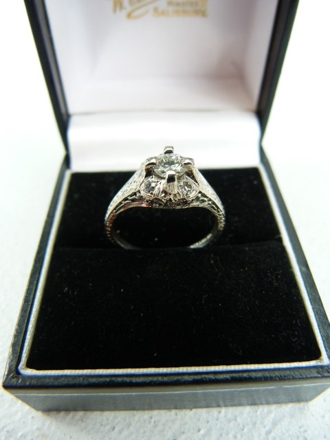 18ct White Gold Diamond solitaire Ring with large diamond flanked by four smaller diamonds.