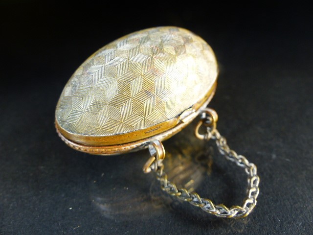 Hallmarked silver thimble by Charles Horner, Chester in original egg shaped box with finger chain - Image 5 of 16