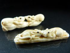Netsuke: A pair of Antique Japanese bone carving of kissing mice (Netsuke style)