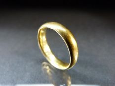 22ct Gold wedding ring (approx 6.6g)
