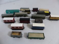 Collection of '00' and 'H0' model railways carriages of various makes and models. All A/F