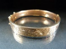 9ct Gold Hallmarked bangle with safety chain in box (weight approx 11.2g)