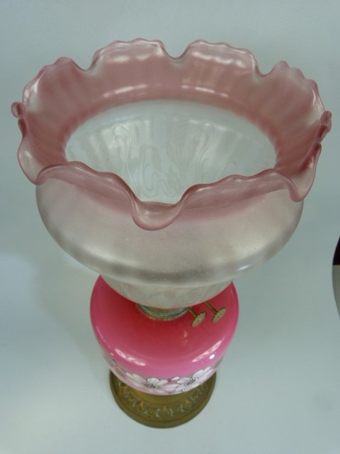 Edwardian Oil lamp with pink scallop edged shade. The Font decorated with hand-painted clematis type - Image 3 of 6