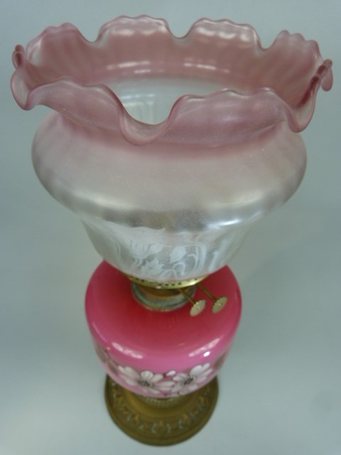 Edwardian Oil lamp with pink scallop edged shade. The Font decorated with hand-painted clematis type - Image 4 of 6