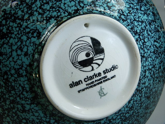 Alan Clarke signed studio Pottery charger/plate approx 25cm - Image 4 of 4